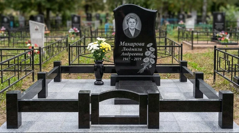 Памятник с гравировкой ромашек — выполненная работа «Макарова» в Омске