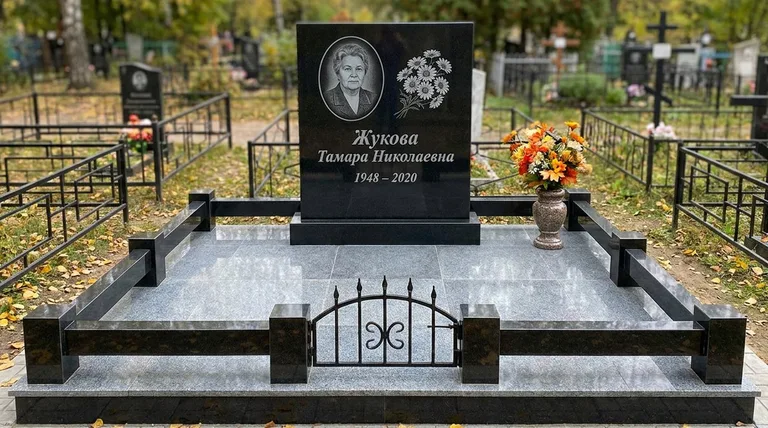 Памятник с гравировкой ромашек — выполненная работа «Жукова» в Омске