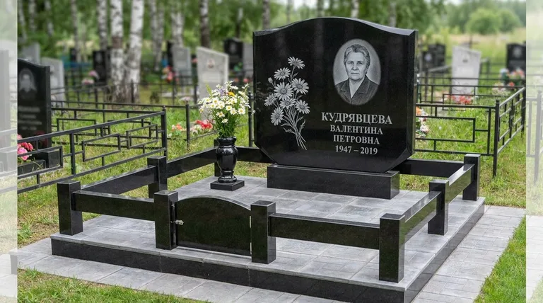 Памятник с гравировкой ромашек — выполненная работа «Кудрявцева» в Омске