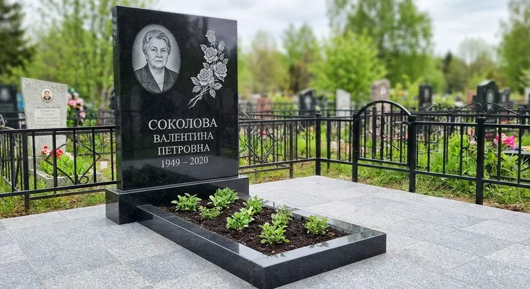 Памятник с гравировкой роз — выполненная работа «Соколова» в Омске