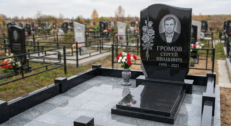 Памятник с гравировкой роз — выполненная работа «Громов» в Омске
