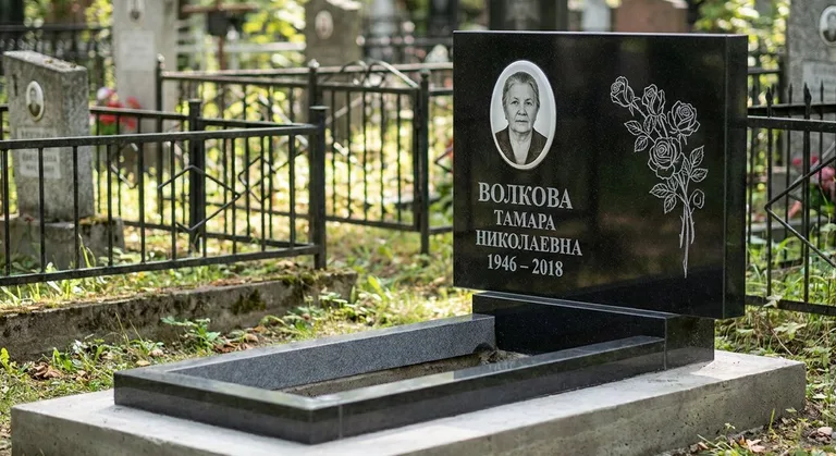Памятник с гравировкой роз — выполненная работа «Волкова» в Омске