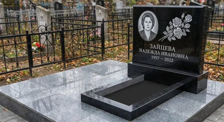 Памятник с гравировкой роз — выполненная работа «Зайцева» в Омске