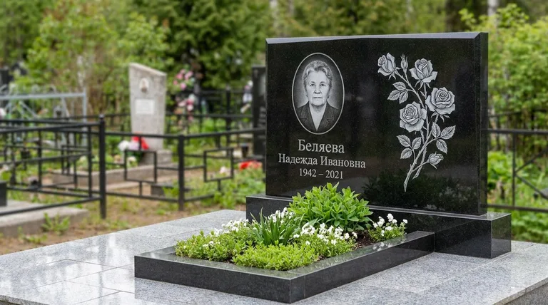 Памятник с гравировкой роз — выполненная работа «Беляева» в Омске