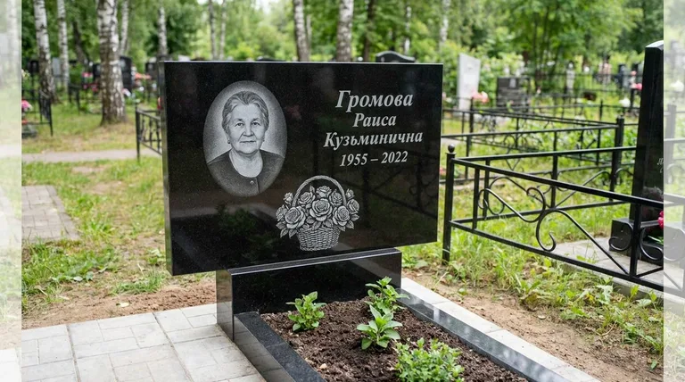 Памятник с гравировкой роз — выполненная работа «Громова» в Омске