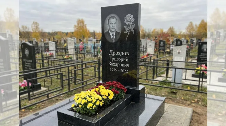 Памятник с гравировкой роз — выполненная работа «Дроздов» в Омске