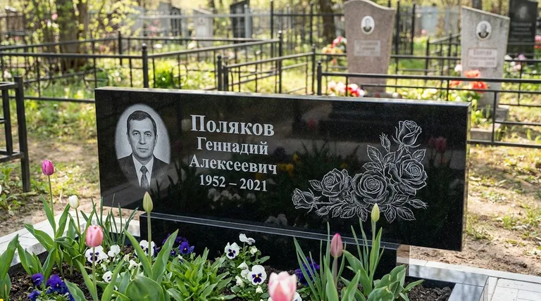 Памятник с гравировкой роз — выполненная работа «Поляков» в Омске