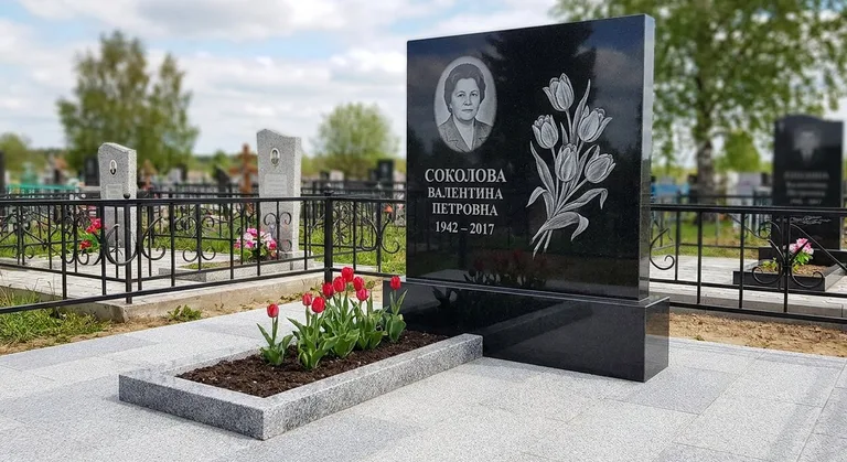 Памятник с гравировкой тюльпанов — выполненная работа «Соколова» в Омске