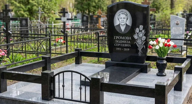 Памятник с гравировкой тюльпанов — выполненная работа «Громова» в Омске