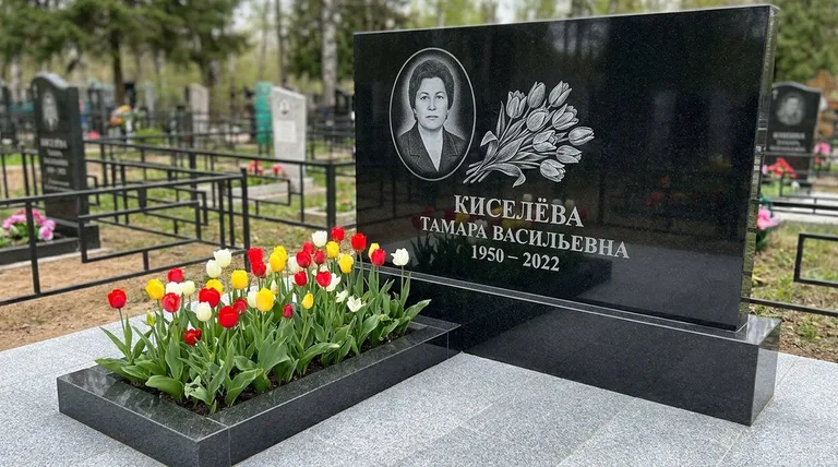 Памятник с гравировкой тюльпанов — выполненная работа «Киселёва» в Омске