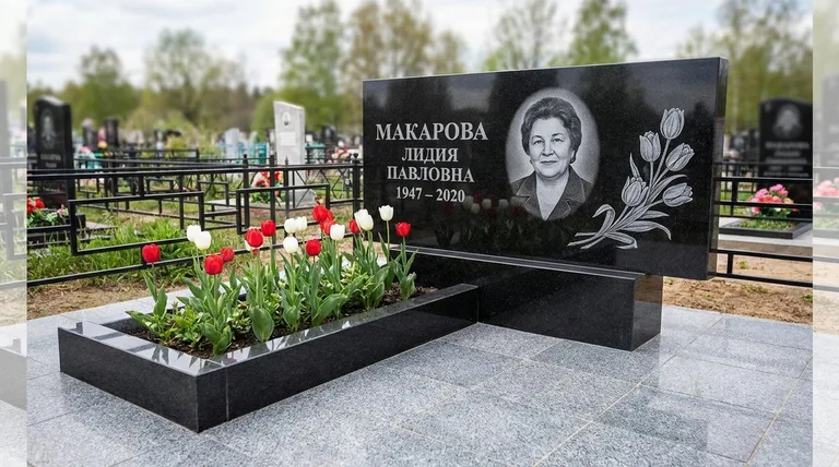 Памятник с гравировкой тюльпанов — выполненная работа «Макарова» в Омске