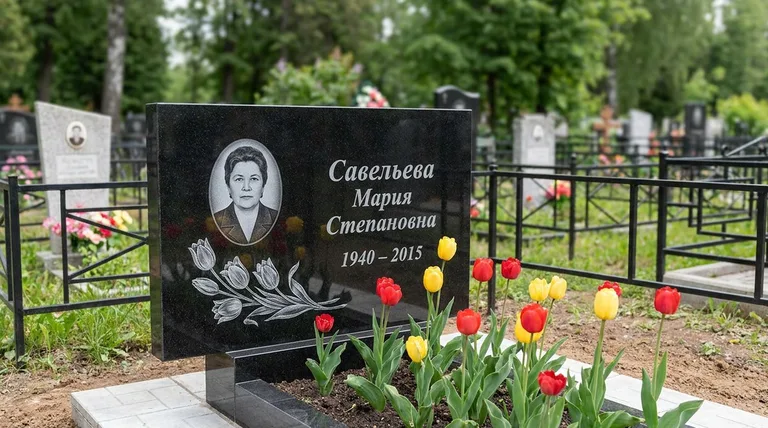 Памятник с гравировкой тюльпанов — выполненная работа «Савельева» в Омске