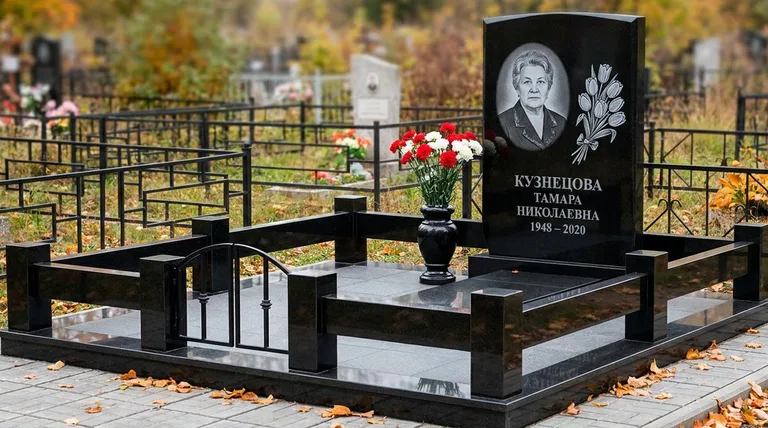 Памятник с гравировкой тюльпанов — выполненная работа «Кузнецова» в Омске