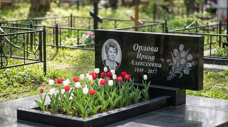 Памятник с гравировкой тюльпанов — выполненная работа «Орлова» в Омске
