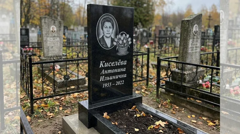 Памятник с гравировкой тюльпанов — выполненная работа «Киселёва» в Омске
