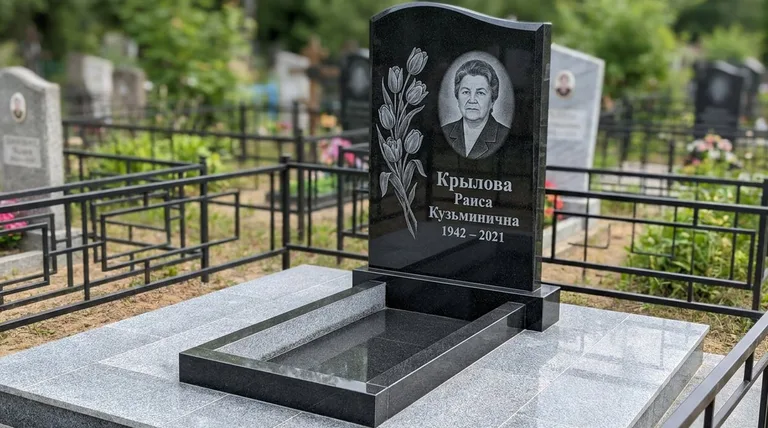 Памятник с гравировкой тюльпанов — выполненная работа «Крылова» в Омске