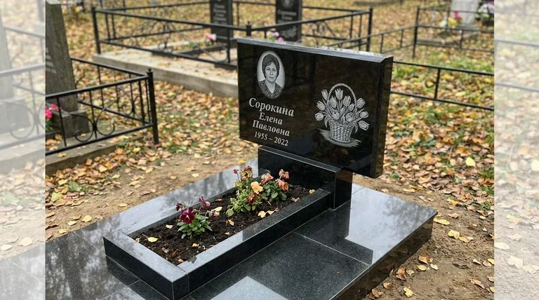 Памятник с гравировкой тюльпанов — выполненная работа «Сорокина» в Омске