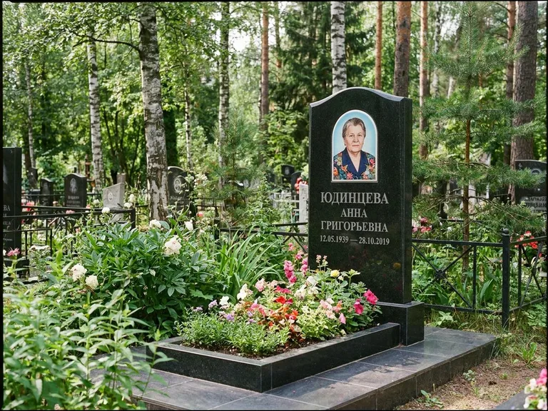 Овальный портрет на памятнике весной в Омске