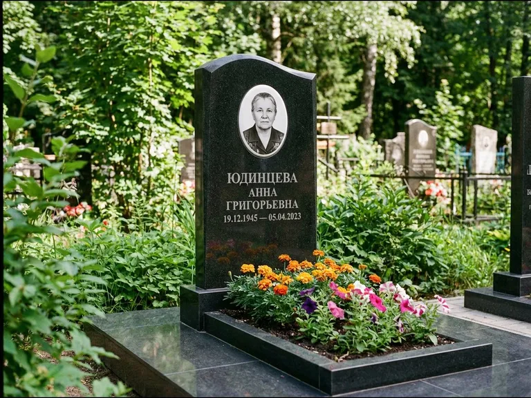 Овальный портрет на сером граните — работа «Юдинцева» в Омске