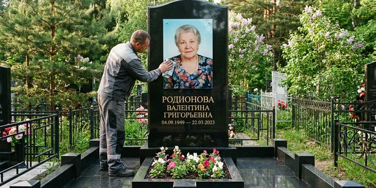 Фотокерамика и печать фото на памятник в Омске — мастер устанавливает цветной портрет на стекле на гранитный памятник