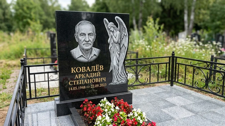 Гравировка ангела на памятник в Омске — памятник из чёрного гранита с гравировкой