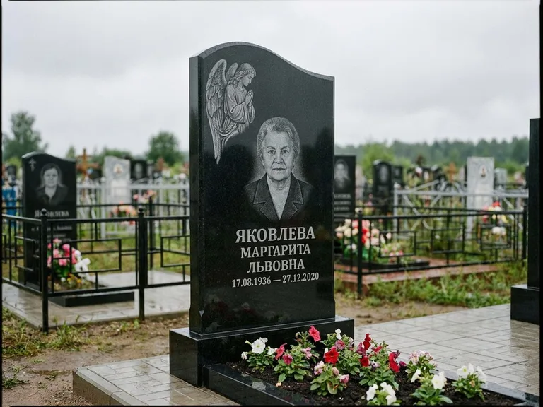 Памятник с гравировкой ангела — гравировка молящегося ангела в верхней части стелы, работа «Яковлева» в Омске