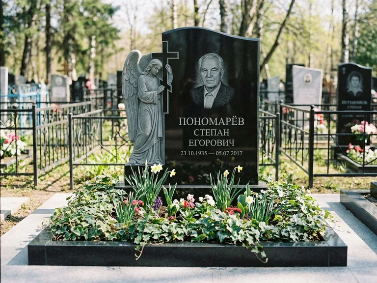 Памятник с гравировкой ангела — гравировка ангела с крестом рядом с эпитафией, работа «Пономарёв» в Омске