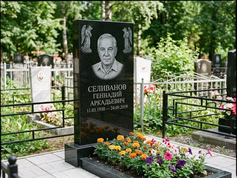 Памятник с гравировкой ангела — гравировка двух ангелов по сторонам портрета, работа «Селиванов» в Омске