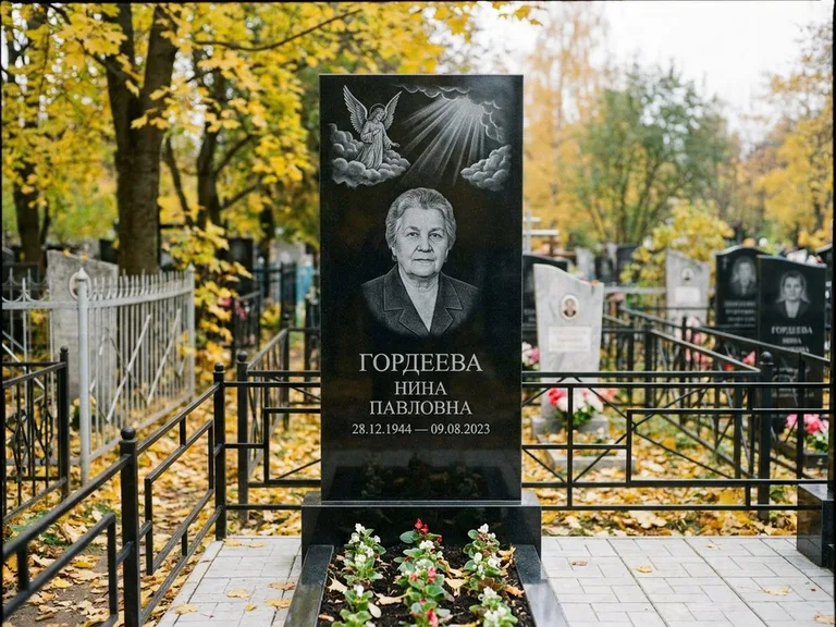 Памятник с гравировкой ангела — гравировка ангела в облаках с лучами над портретом, работа «Гордеева» в Омске