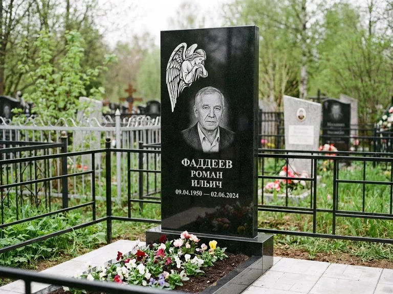 Памятник с гравировкой ангела — белая гравировка скорбящего ангела над портретом, работа «Фаддеев» в Омске