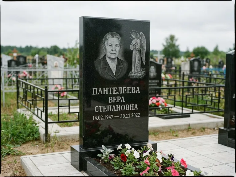Памятник с гравировкой ангела — гравировка ангела-хранителя сбоку от портрета, работа «Пантелеева» в Омске