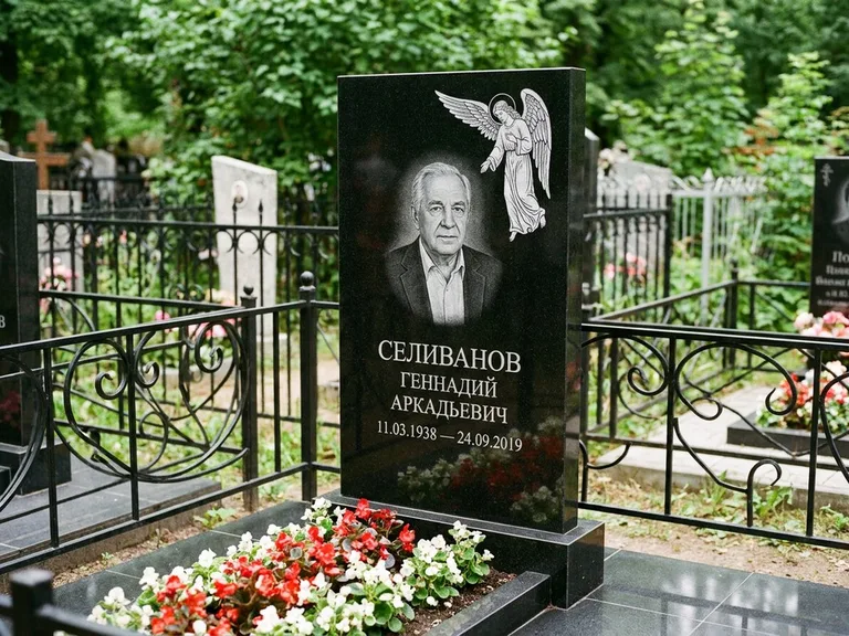 Памятник с гравировкой ангела — белая гравировка скорбящего ангела над портретом, работа «Селиванов» в Омске