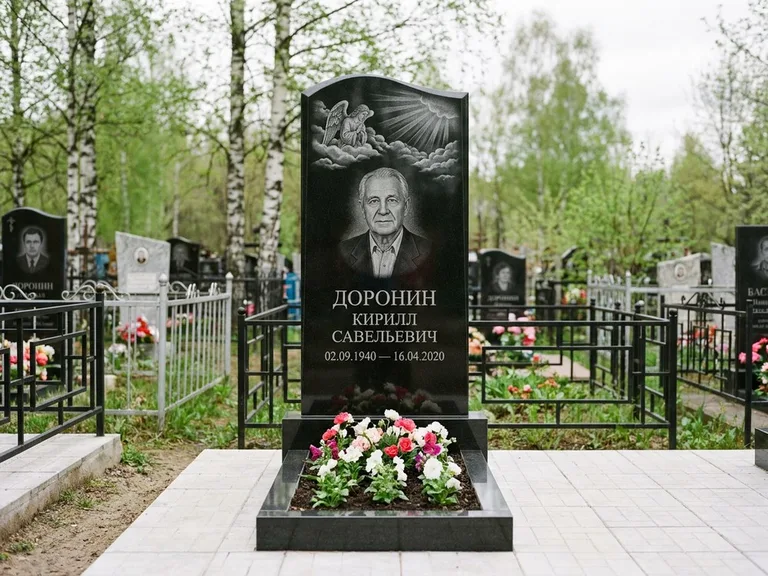 Памятник с гравировкой ангела — гравировка ангела в облаках с лучами над портретом, работа «Доронин» в Омске
