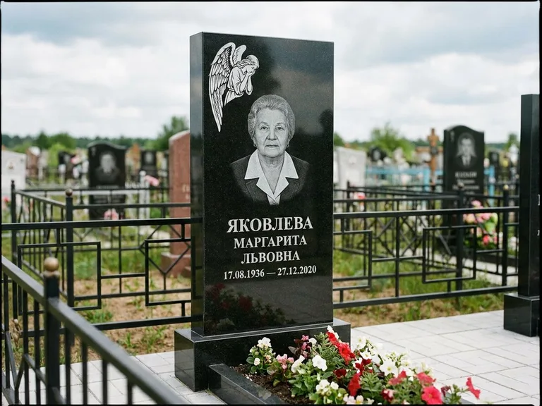 Памятник с гравировкой ангела — белая гравировка скорбящего ангела над портретом, работа «Яковлева» в Омске