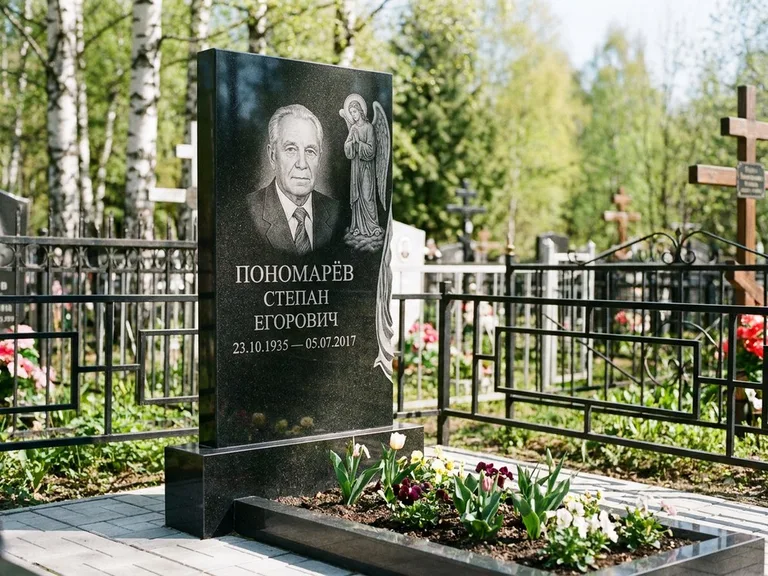 Памятник с гравировкой ангела — гравировка ангела-хранителя сбоку от портрета, работа «Пономарёв» в Омске