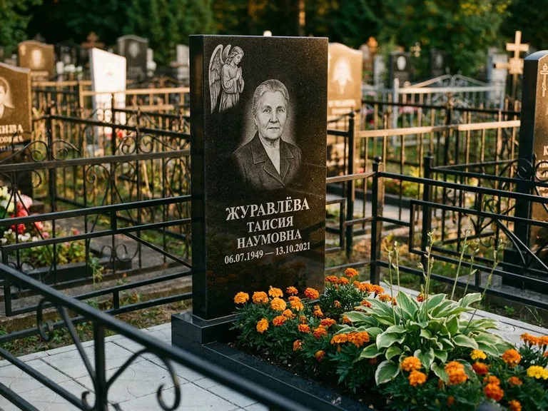 Памятник с гравировкой ангела — гравировка молящегося ангела в верхней части стелы, работа «Журавлёва» в Омске