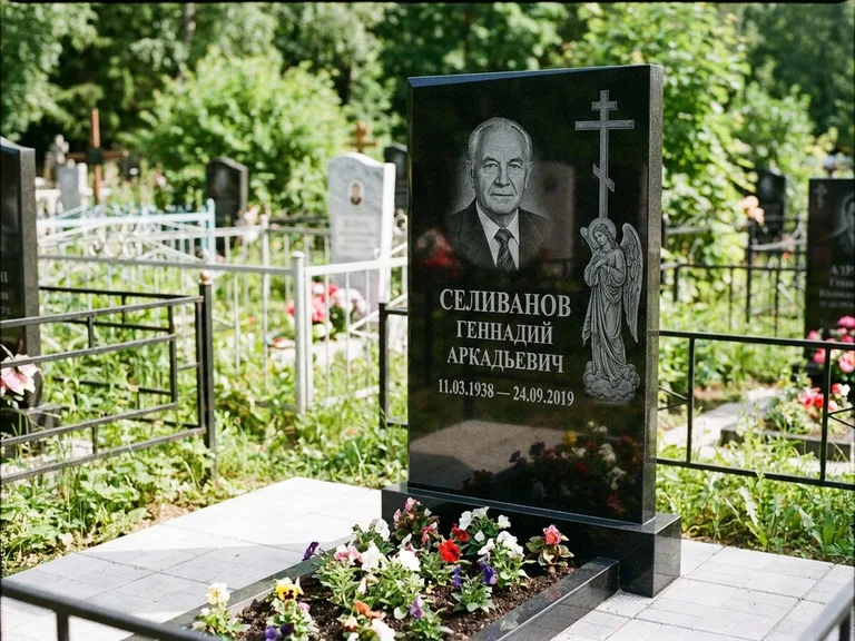 Памятник с гравировкой ангела — гравировка ангела с крестом рядом с эпитафией, работа «Селиванов» в Омске