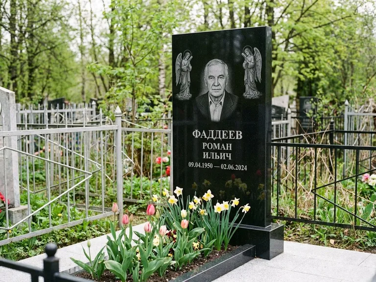 Памятник с гравировкой ангела — гравировка двух ангелов по сторонам портрета, работа «Фаддеев» в Омске