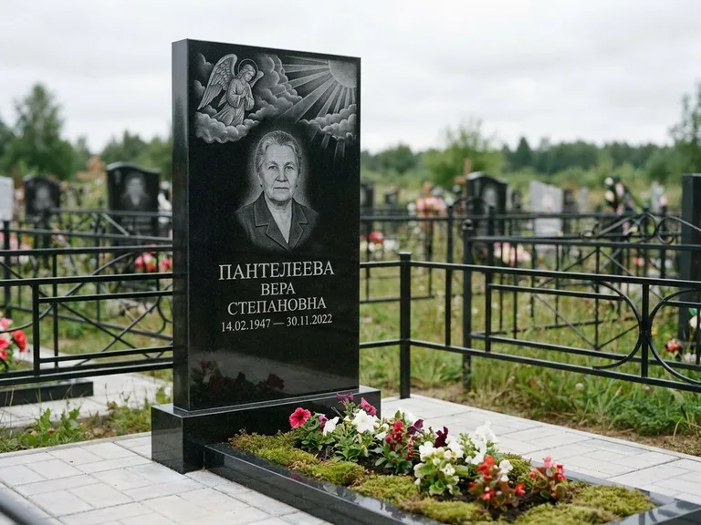 Памятник с гравировкой ангела — гравировка ангела в облаках с лучами над портретом, работа «Пантелеева» в Омске
