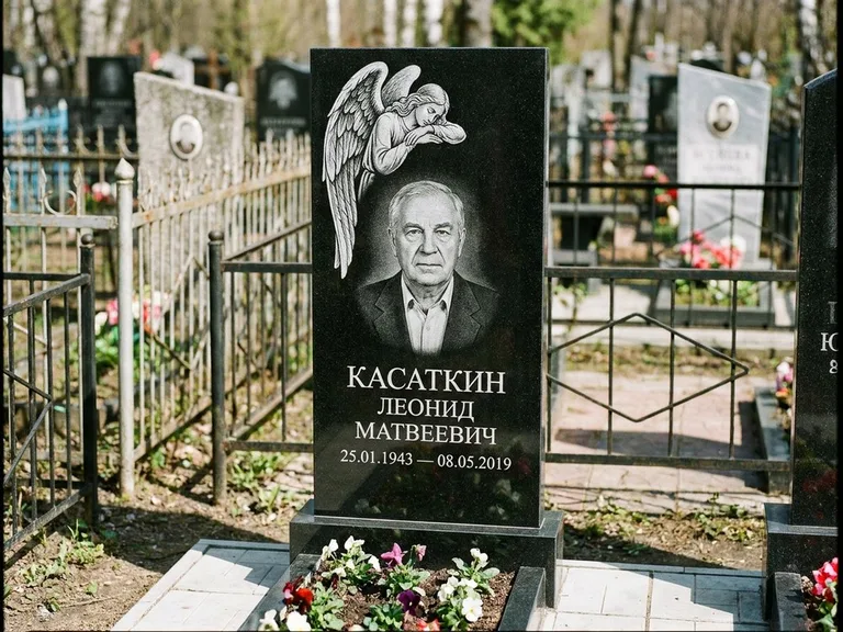Памятник с гравировкой ангела — белая гравировка скорбящего ангела над портретом, работа «Касаткин» в Омске