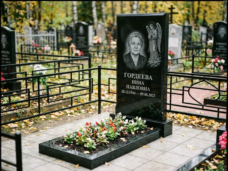 Памятник с гравировкой ангела — гравировка ангела-хранителя сбоку от портрета, работа «Гордеева» в Омске