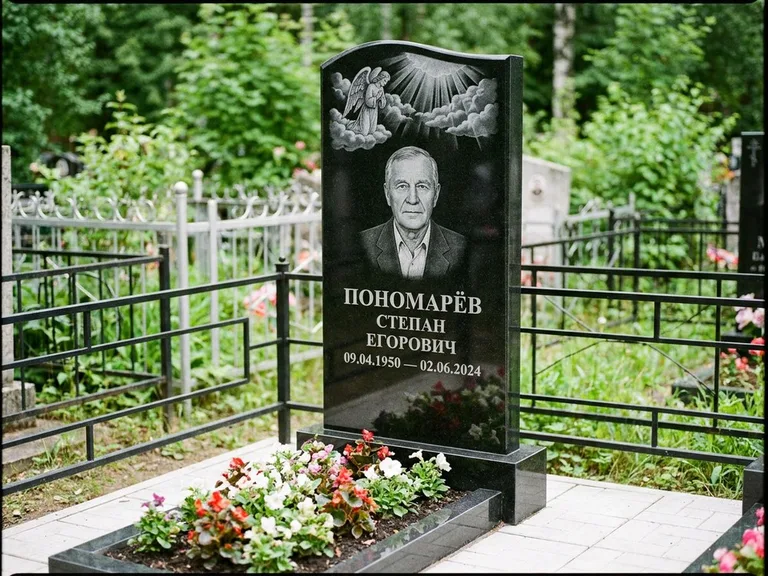 Памятник с гравировкой ангела — гравировка ангела-хранителя сбоку от портрета, работа «Лобанова» в Омске