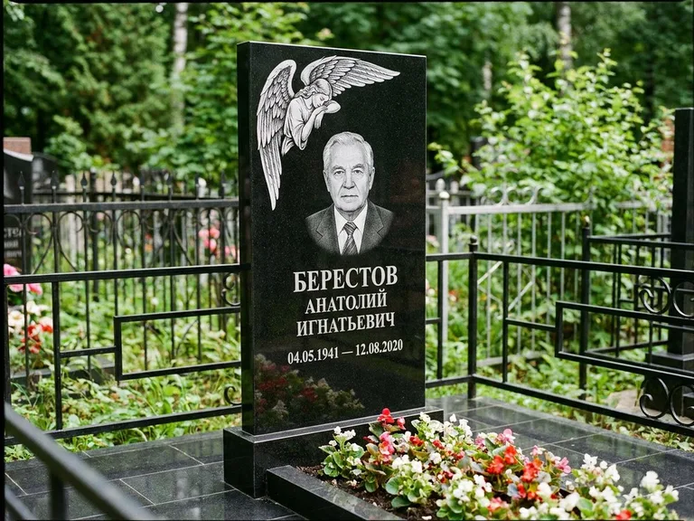 Памятник с гравировкой ангела — гравировка молящегося ангела в верхней части стелы, работа «Свиридов» в Омске