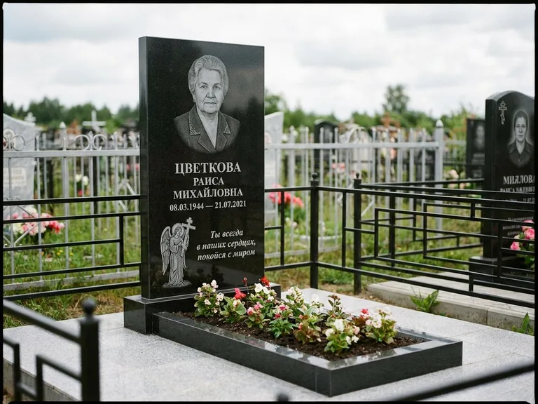 Памятник с гравировкой ангела — гравировка двух ангелов по сторонам портрета, работа «Яковлева» в Омске