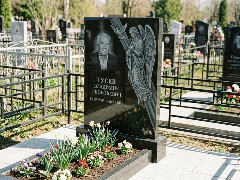 Памятник с гравировкой ангела — гравировка ангела в облаках с лучами над портретом, работа «Пономарёв» в Омске