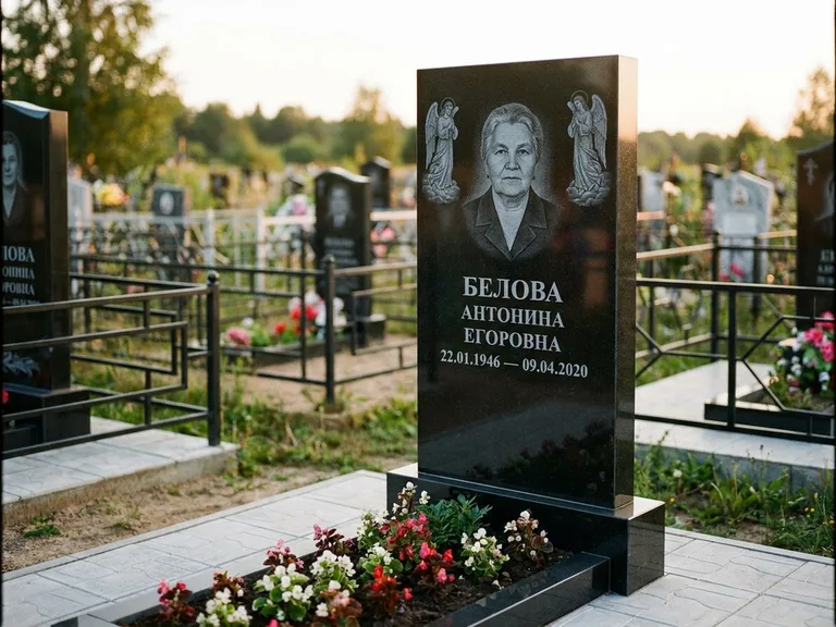 Памятник с гравировкой ангела — белая гравировка скорбящего ангела над портретом, работа «Журавлёва» в Омске