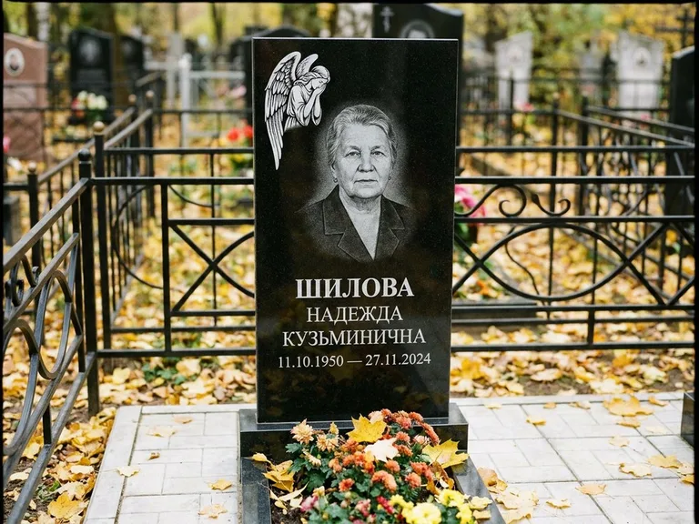 Памятник с гравировкой ангела — гравировка молящегося ангела в верхней части стелы, работа «Гордеева» в Омске