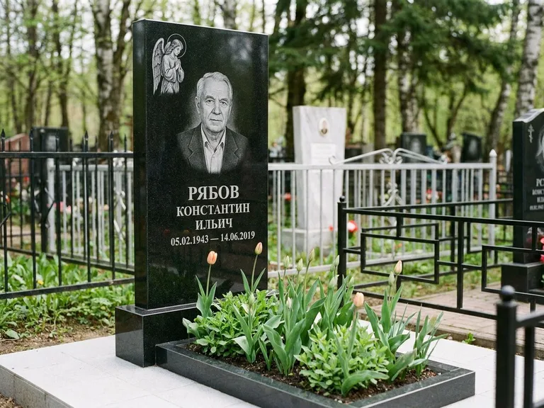 Памятник с гравировкой ангела — гравировка ангела с крестом рядом с эпитафией, работа «Фаддеев» в Омске