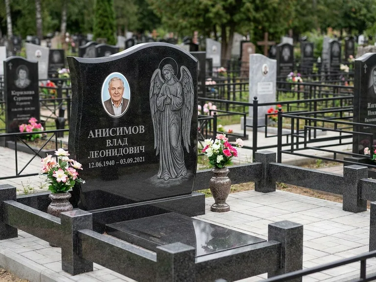 Памятник с гравировкой ангела — белая гравировка скорбящего ангела над портретом, работа «Свиридов» в Омске
