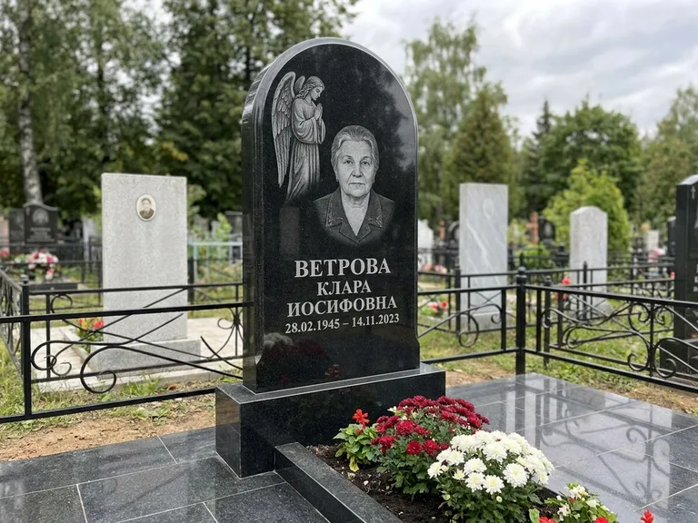 Памятник с гравировкой ангела — гравировка ангела-хранителя сбоку от портрета, работа «Игнатова» в Омске